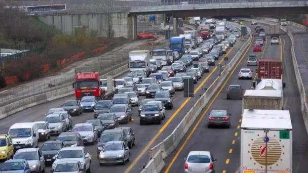 Italia, autostrada completamente bloccata: scontro tra più veicoli