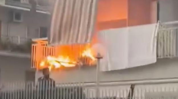 Sigaretta sulle lenzuola e si scatena l’incendio in casa