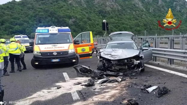 Tremendo schianto in autostrada, la scoperta da brividi dentro il veicolo