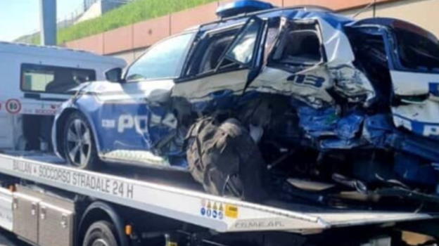 Incidente coinvolge volante della polizia: la scoperta da brividi