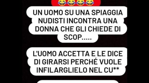 Un uomo su una spiaggia incontra una donna che gli chiede di..