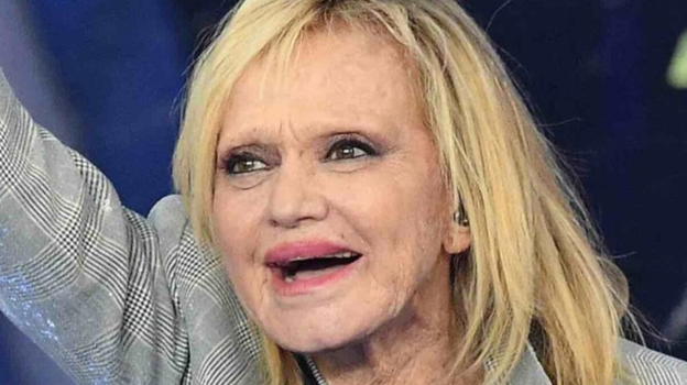 "Il corpo trovato a terra steso inerme. Rita Pavone, malore nelle sedi della Rai