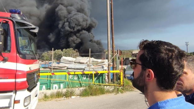 Italia, gigantesco incendio sta divorando tutto: "Non uscite di casa"