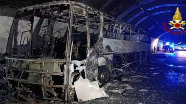 Inferno in galleria, il pullman va a fuoco