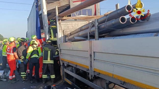 Inferno in autostrada: diversi veicoli coinvolti