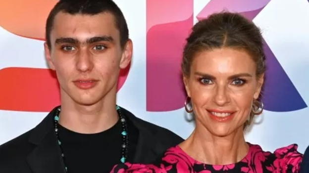 Caso Martina Colombari e figlio, il web si schiera contro la mamma