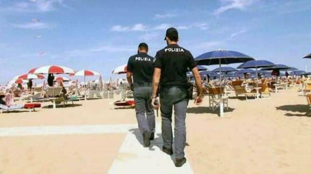 Italia, abusa di una ragazzina al mare ed accade il putiferio