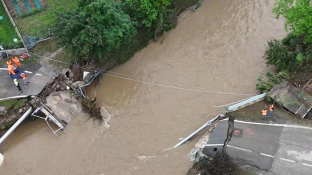 Il fiume travolge tutto, il ponte non regge: decine di persone hanno perso la vita