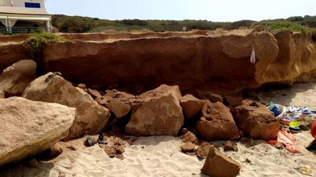 Frana sulla spiaggia: soccorritori sul posto