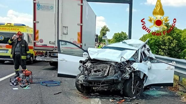 Inferno in Autostrada, 10 Km di coda e migliaia di persone sotto il sole: situazione critica