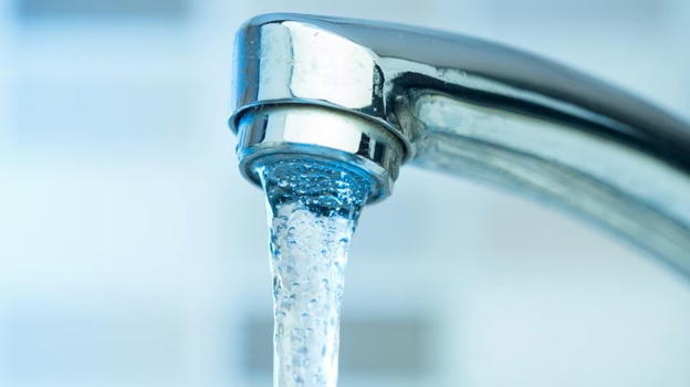 Acqua contaminata, boom di malori: "Non bevetela"