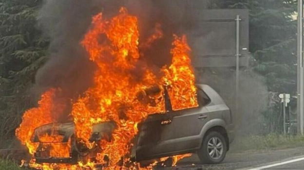 Mette fuoco alla macchina con i due figli piccolini in auto
