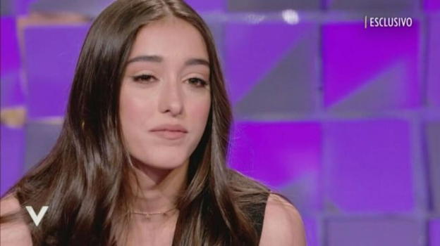 Amici, tutti in lacrime: Giulia Stabile in lutto per la storica insegnate