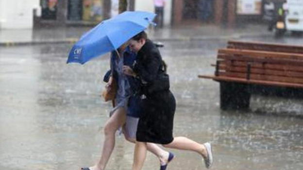 Italia, acquazzone improvviso sommerge diverse città: la situazione