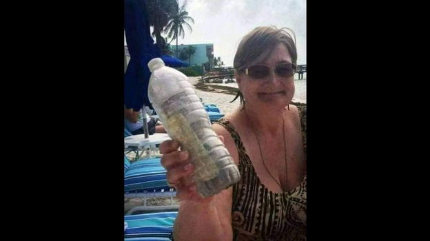 Stava passeggiando sulla spiaggia quando ha trovato una bottiglia con un messaggio all’interno