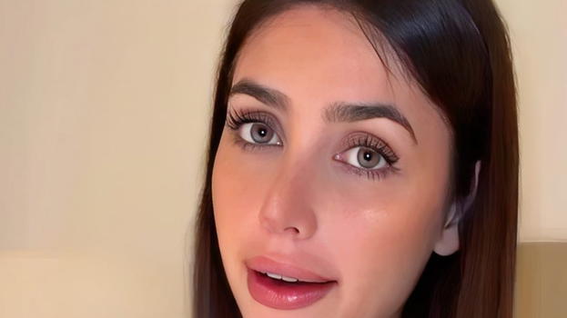 Michelle Comi piange mentre apre i regali di compleanno: "L’anno scorso ne ho ricevuti di più" (video)