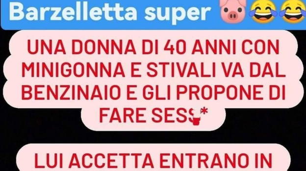 Una donna di 40 anni con minigonna e stivali va dal benzinaio