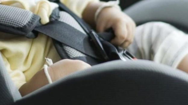 Bimbo di un anno trovato chiuso in auto sotto al sole rovente