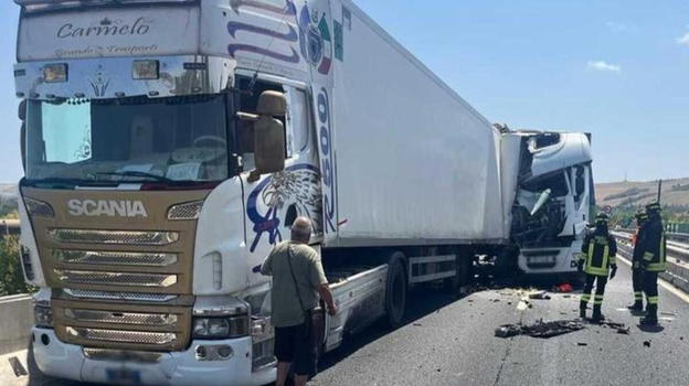 Italia, sta succedendo in autostrada: almeno 5 km di coda