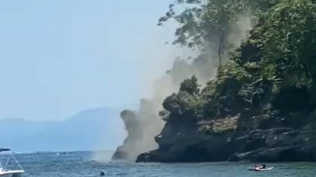 Italia, prima il forte terremoto e poi un boato: panico in spiaggia