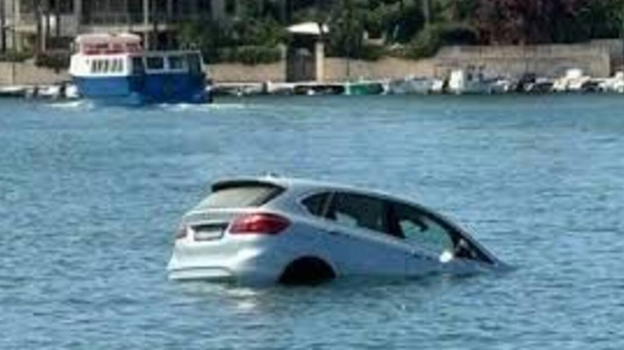 Finisce con l’auto in mezzo al mare