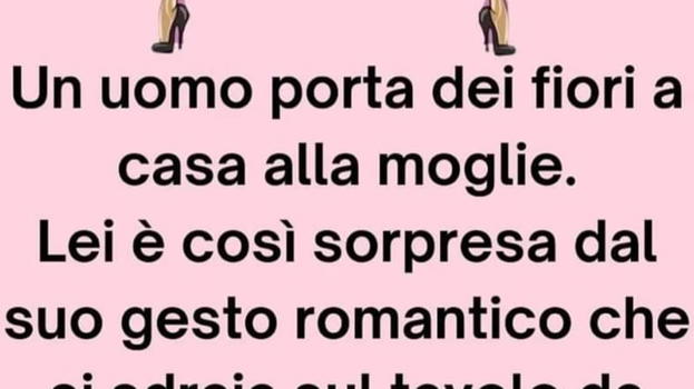 Un uomo porta dei fiori a casa alla moglie ed accade l’impensabile