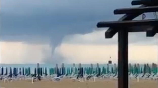 Paura sulle spiagge italiane, enorme tromba marina sui bagnanti: la situazione