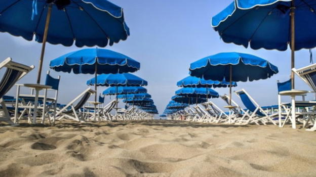 Spiaggia intera sotto choc, trovato bimbo senza vita