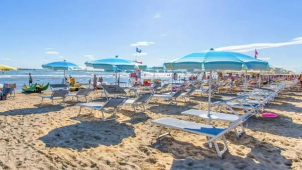 Panico sulla spiaggia italiana, i bagnanti in fuga: il motivo