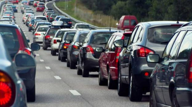 Inferno in autostrada, km di coda e migliaia di persone sotto il sole