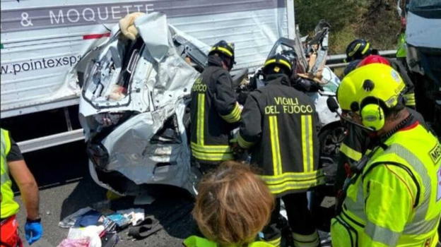 Italia, auto schiacciata tra due camion: almeno 2 persone sono decedute