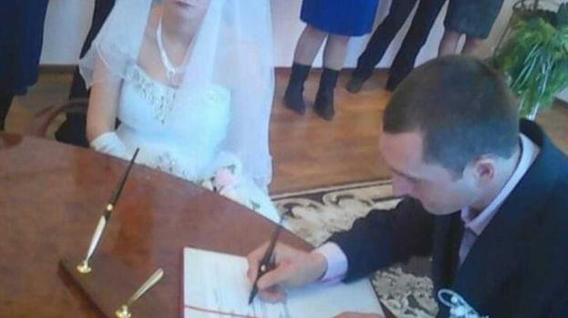 Si sposano in comune, lei guarda la suocera ed avviene la strana scoperta