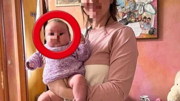 Sorride e mostra la bimba al marito, ma ha il viso gonfio: poi la scoperta