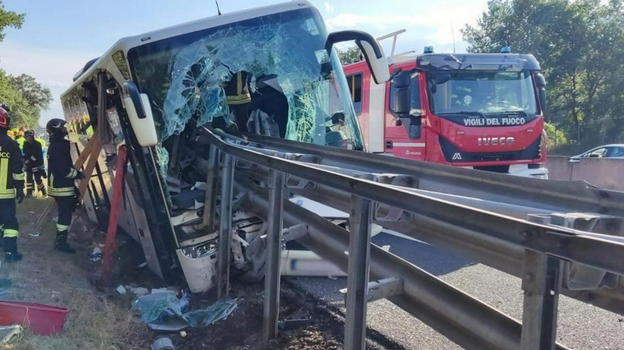 Italia, pullman contro guardrail: ci sono decessi e feriti