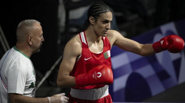 Imane Khelif in lacrime dopo la vittoria: "Sui genitali..