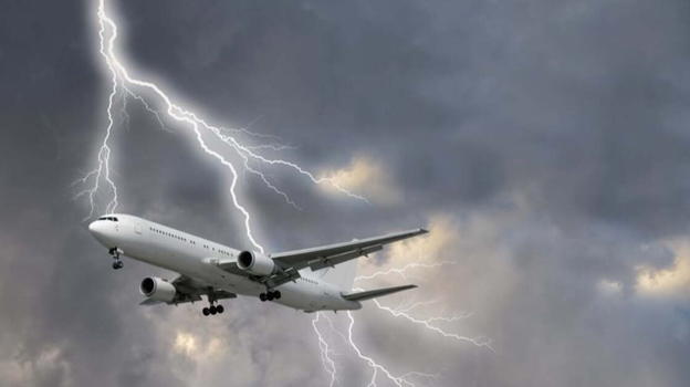 Aereo con 216 persone per Roma colpito da un fulmine: la situazione