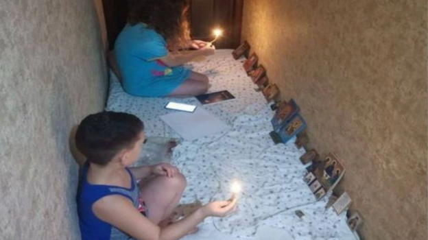 Ogni notte fanno questo, bimbi choc: si scopre che la madre….