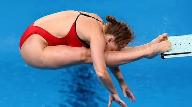 Olimpiadi, sbatte sul trampolino durante la gara di tuffi