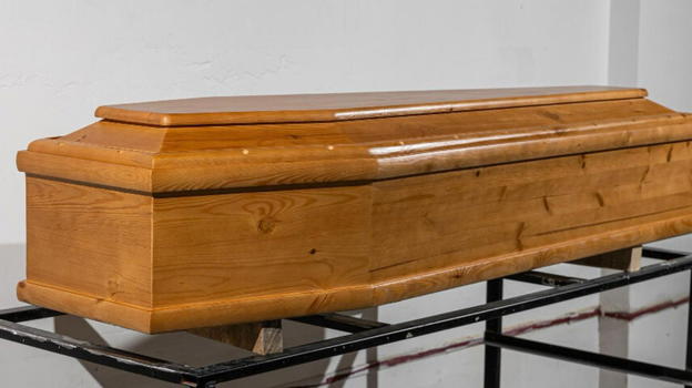 Deceduti 18 anni fa, all’apertura dell’ossario i figli piangono