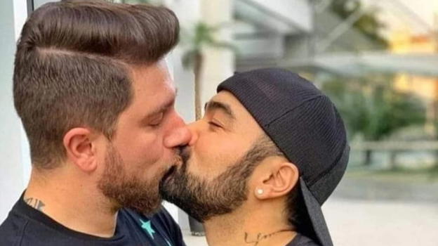 Uno scatto fotografico in cui si mostra innamorato: fan increduli