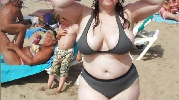 Dice al bagnino che gli fa male, lui si avvicina e sviene