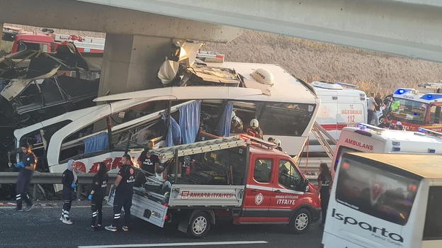 Pullman contro pilone: ci sono decessi e coinvolti