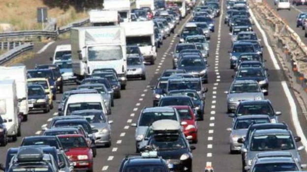 Inferno in Autostrada, 3 ore di coda e migliaia di persone sotto il sole