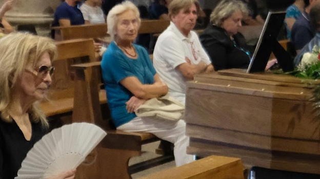 Iva Zanicchi ai funerali del marito Fausto Pinna, è successo durante la celebrazione