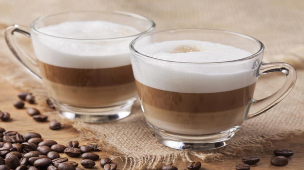 Va al bar, prende un latte macchiato e il conto è di ben 13€