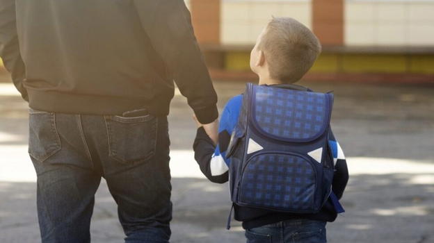 "Papà, l’ho sentito su YouTube. Mi compri su Amazon un pom…"