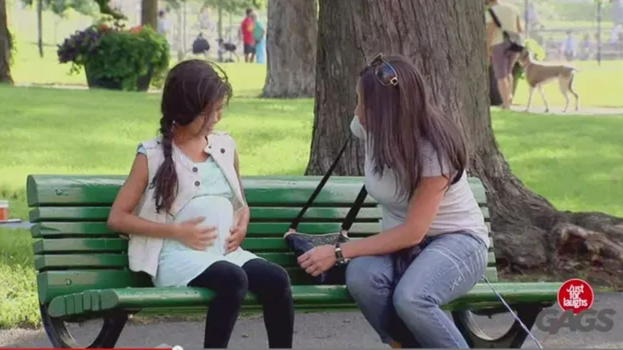 Una donna vede una bambina incinta. Quando arriva il marito…resta senza parole!