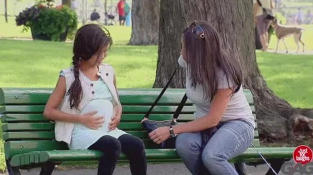 Una donna vede una bambina incinta. Quando arriva il marito…resta senza parole!