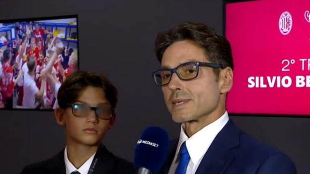 "Identici" Pier Silvio Berlusconi e il figlio, il dettaglio che non passa inosservato