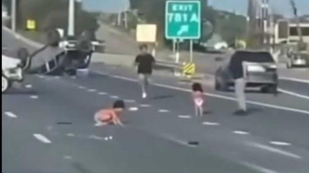 Bimbi di 1 e 2 anni sbalzati fuori dall’auto dopo il sinistro in autostrada (Video)